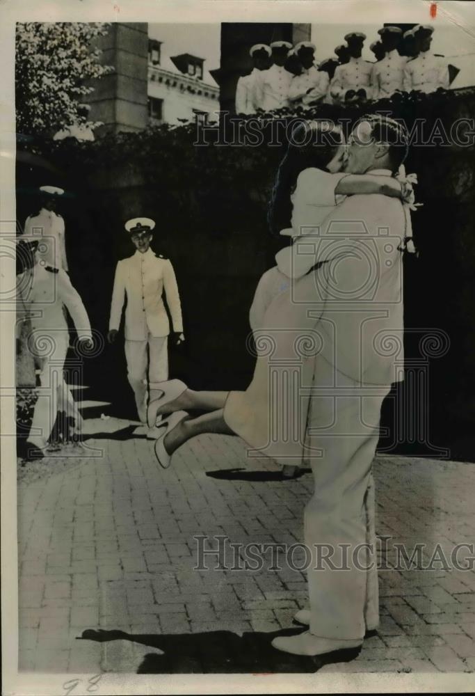 1952 Press Photo Ensign Ken Loposer &amp; fiancee Barbara James at US Naval Academy - Historic Images