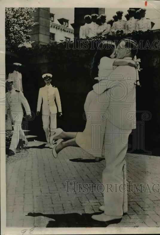 1952 Press Photo Ensign Ken Loposer & fiancee Barbara James at US Naval Academy - Historic Images