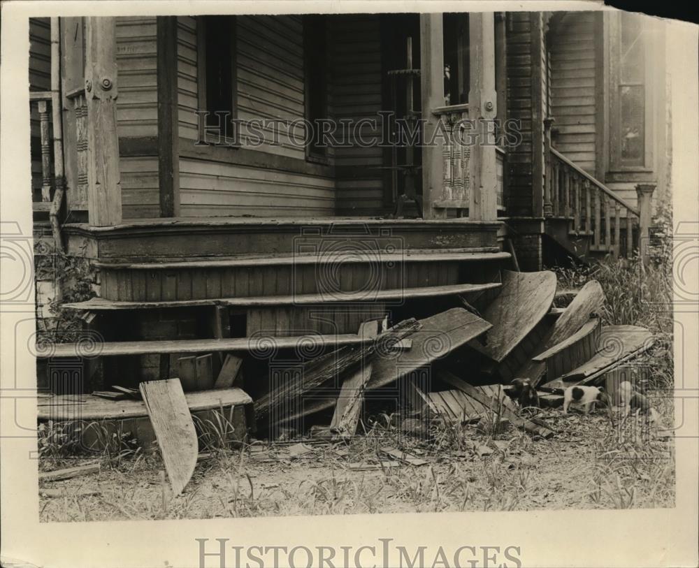 1925 Press Photo Steps of a house that are falling apart with age - nee77561 - Historic Images