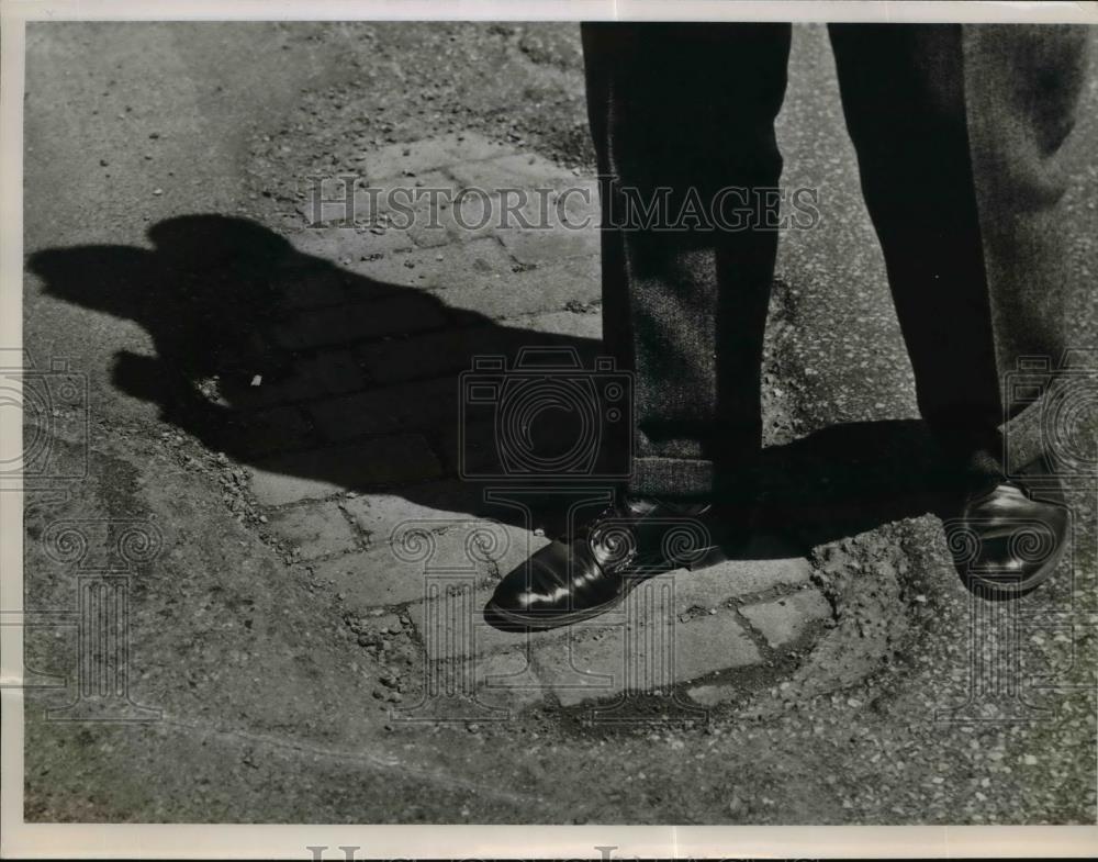 1963 Press Photo Chuckhole on Rte.21 North of Rockside Road in Independence. - Historic Images