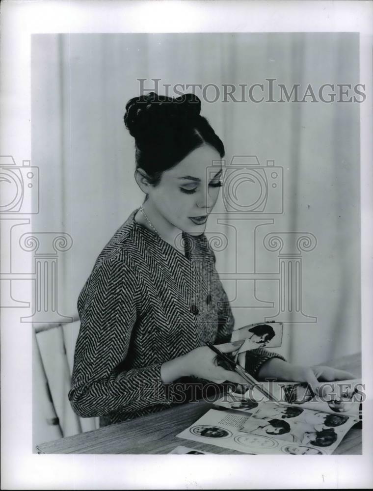 1963 Press Photo A woman with magazine of popular new hair styles - Historic Images