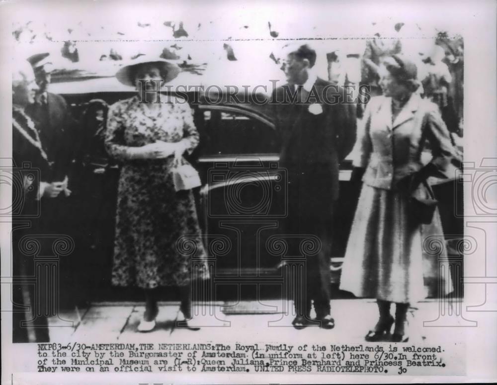 1956 Press Photo Royal Family of the Netherlands welcomed at Armsterdam. - Historic Images