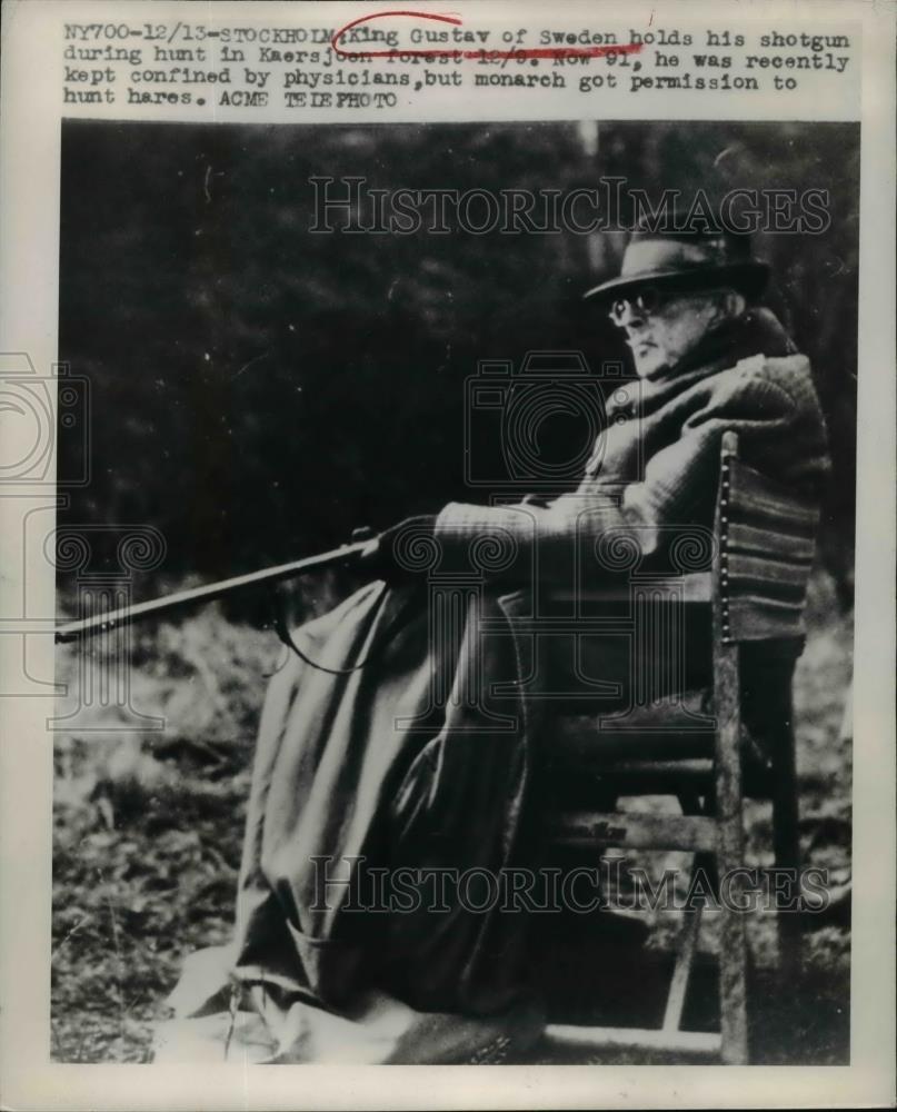 1948 Press Photo King Gustav of Sweden at Hunt on Kaerjoen Hunting Rabbits - Historic Images