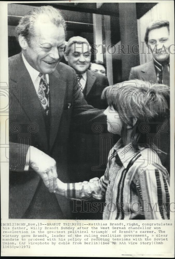 1972 Wire Photo Matthias Brandt, congratulates his father, Willy Brandt Sunday - Historic Images