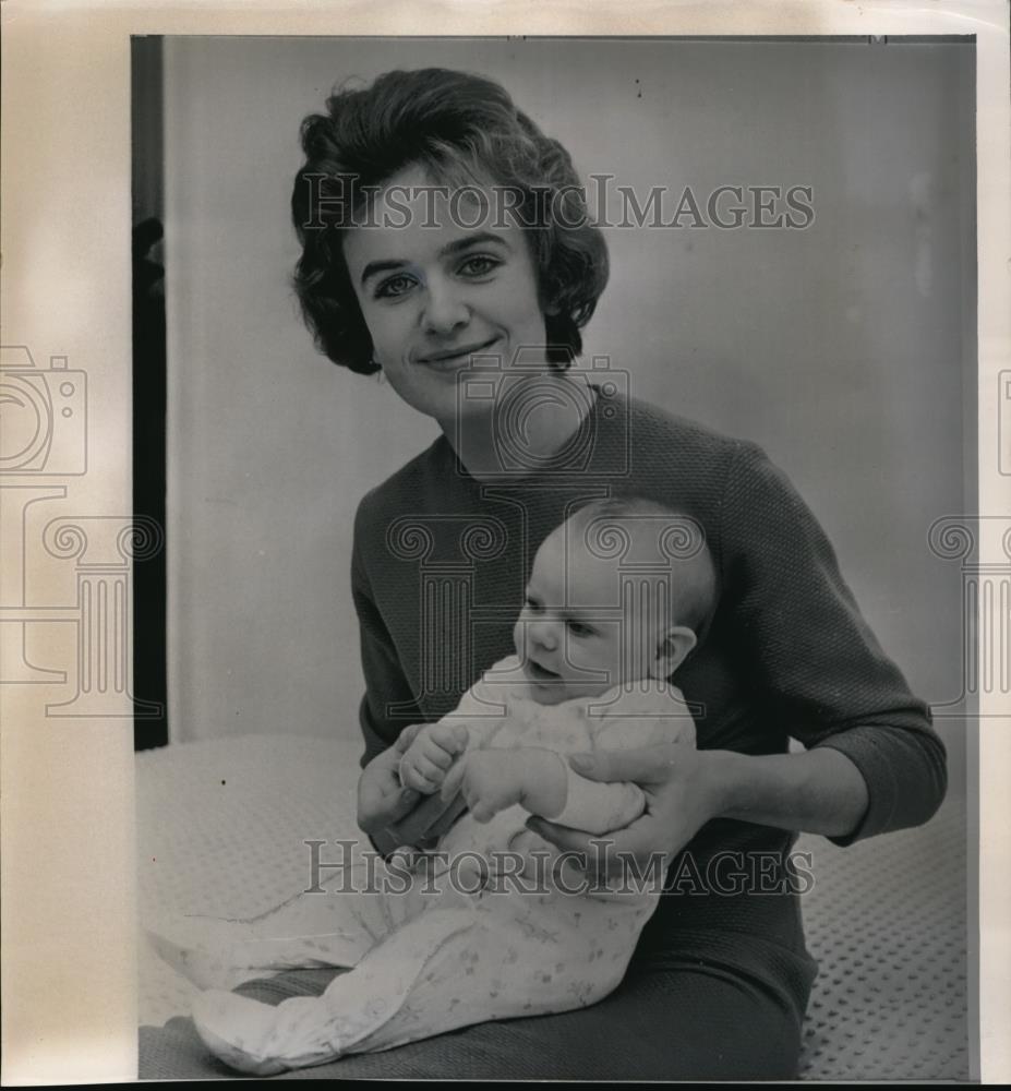 1964 Wire Photo Mrs.M Oswald Shown with Her Daughter During Interview - Historic Images