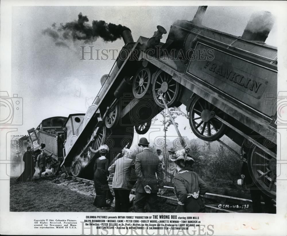 1966 Press Photo Dudley Moore and Michael Caine in The Wrong Box - cvp33909 - Historic Images