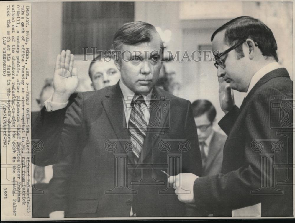 1971 Wire Photo Sen-elect Richard Palmer takes oath at state capitol in St Paul - Historic Images