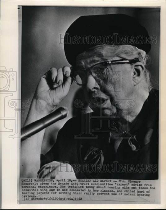 1962 Wire Photo Mrs. Eleanor Roosevelt gives the Senate Anti-trust subcommittee - Historic Images