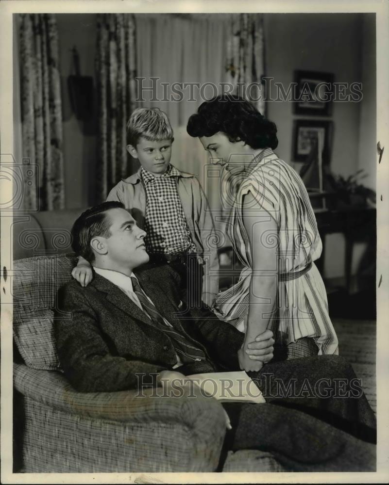 1956 Press Photo Kevin McCarthy & Maxine Cooper in Schlitz Playhouse of Stars - Historic Images