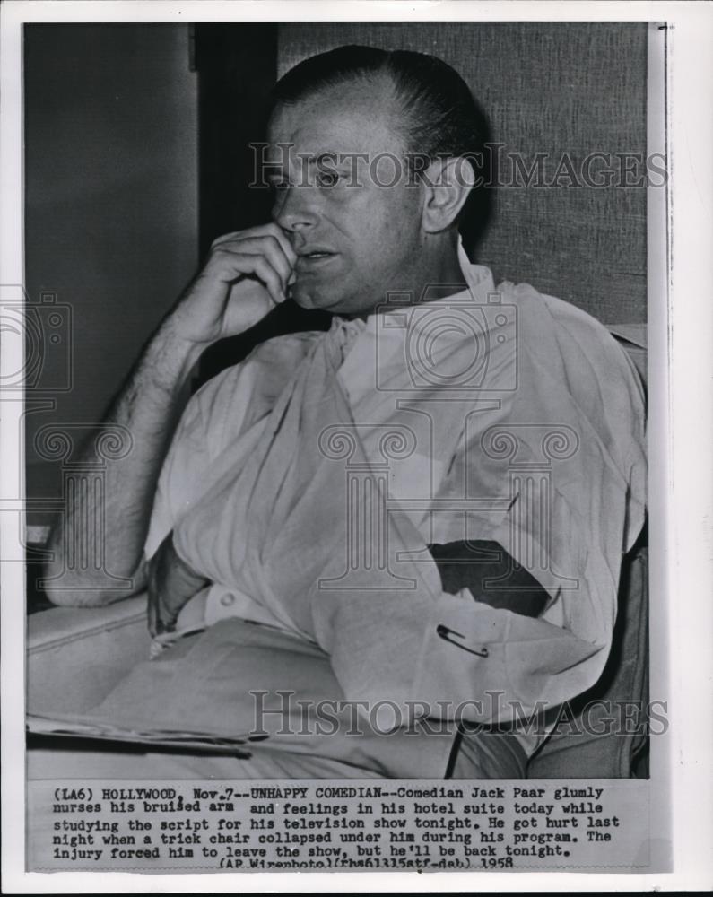 1958 Wire Photo Comedian Jack Paar glumly nurses his bruised arm and feelings - Historic Images