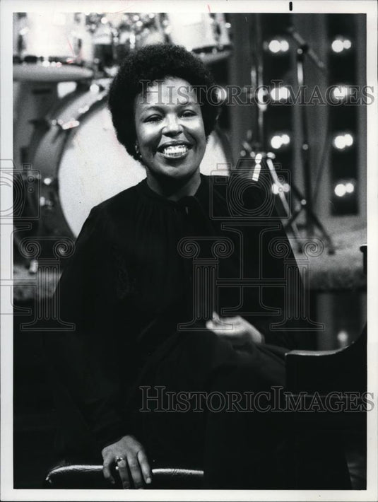 1975 Press Photo Robert Flack on The Tonight Show Starring Johnny Carson - Historic Images