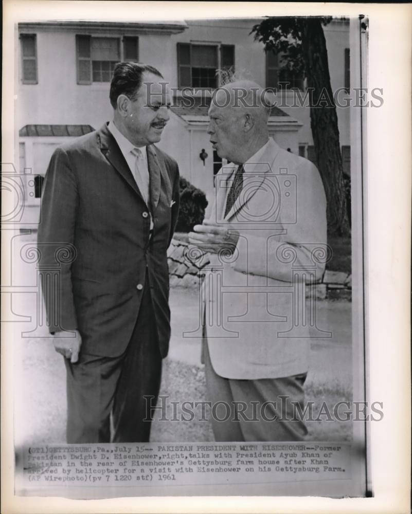 1961 Wire Photo Former President Dwight D. Eisenhower talks with President Ayub - Historic Images