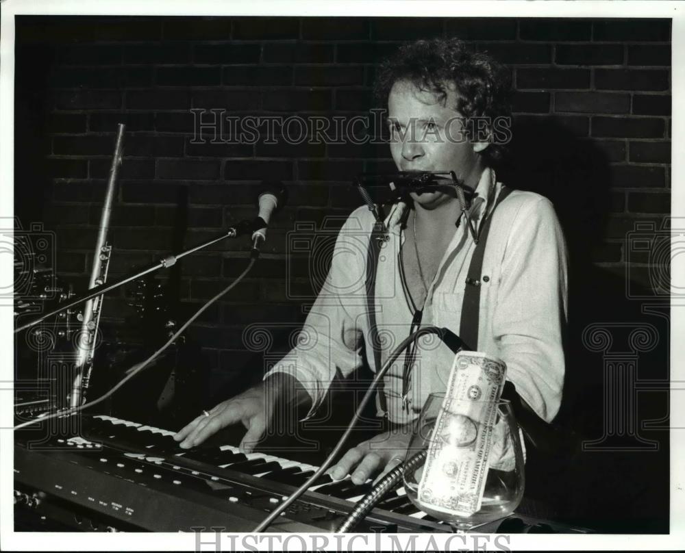 1989 Press Photo Tom Todd, musician at Tony&#39;s Restaurant - cva45145 - Historic Images