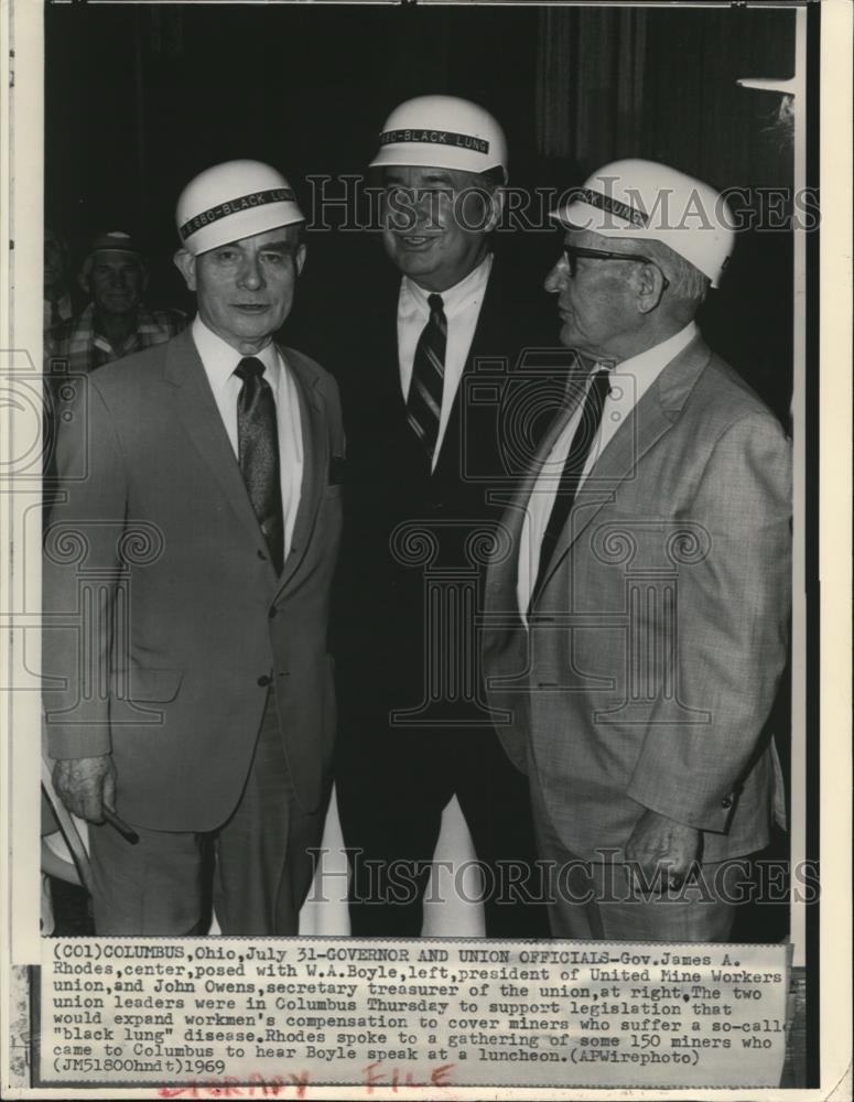 1969 Wire Photo Gov James Rhodes with WA Boyle & John Owens in Columbus, Ohio - Historic Images