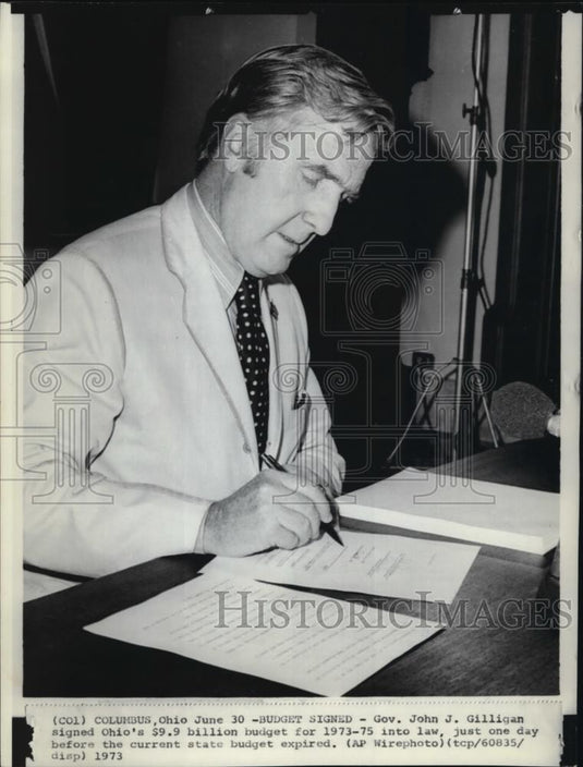 1973 Wire Photo Gov John Gilligan signed Ohio's $9.9 billion budget - cvw01893 - Historic Images