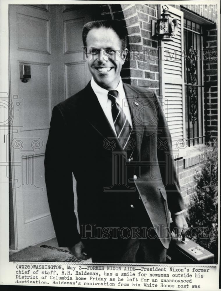 1973 Wire Photo H.R. Haldeman smile to newsmen outside his home at Columbia - Historic Images