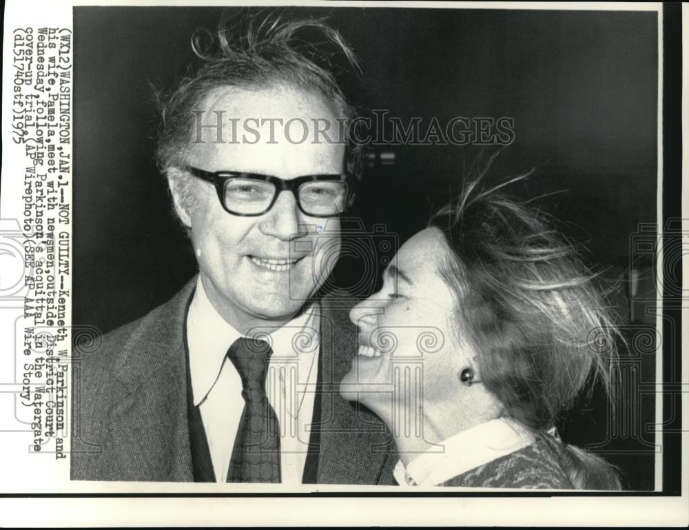 1975 Wire Photo Kenneth W. Parkinson and his wife, Pamela meet with newsmen - Historic Images