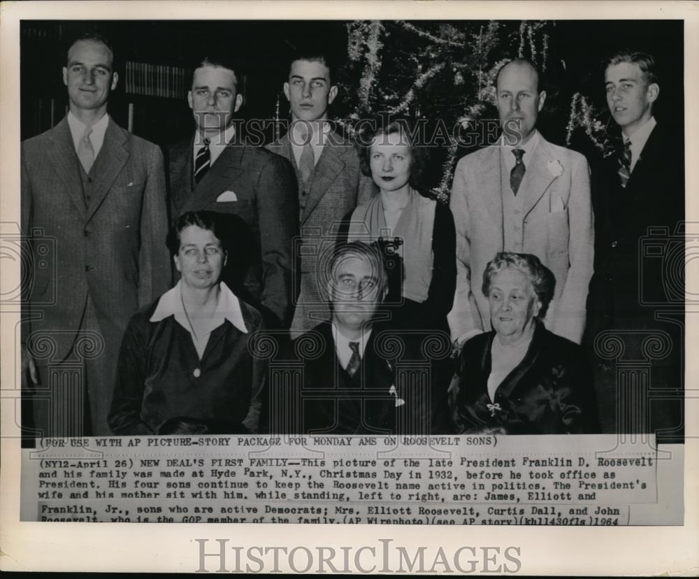 1964 Wire Photo President Roosevelt with family during the Christmas of 1932 - Historic Images