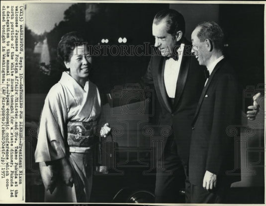 1971 Wire Photo Pres Nixon, Japanese Foreign Minister & Mrs Takeo Fukuda - Historic Images