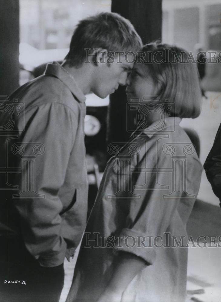 1971 Press Photo Richard Thomas and Catherine Burns in Red Sky at Morning - Historic Images
