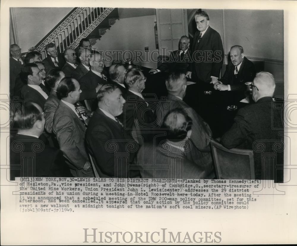 1949 Wire Photo Lewis talks to his District President in Hotel Roosevelt - Historic Images