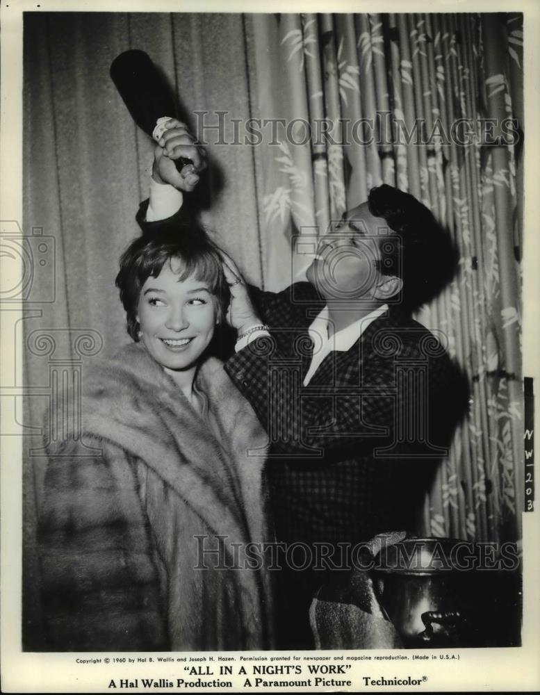 1961 Press Photo Dean Martin and Shirley MacLaine in All in a Night's Work - Historic Images