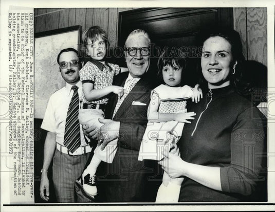1973 Wire Photo FBI Chief Clarence Kelley with grandson Kent Dobbins - cvw03987 - Historic Images