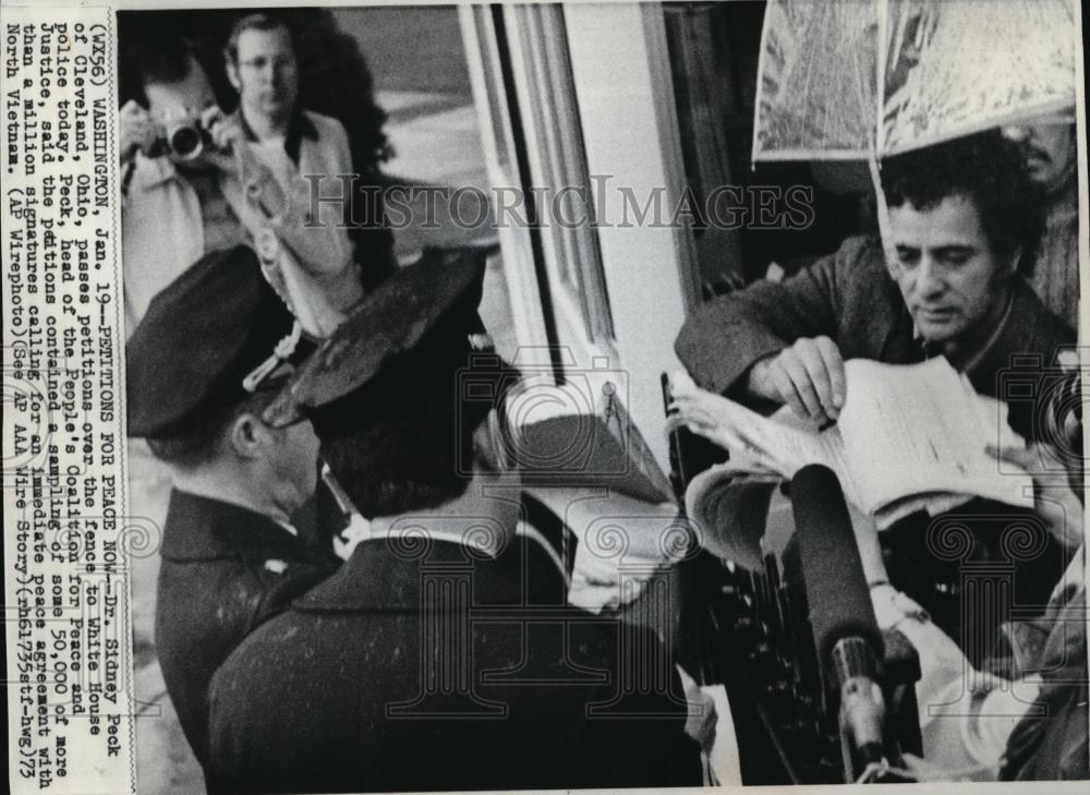 1973 Wire Photo Dr Sidney Peck passes peace petitions over White House fence - Historic Images