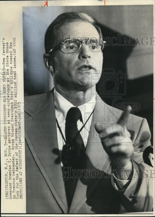 1975 Wire Photo NJ Gov Brendan Byrne at news conference at State House - Historic Images