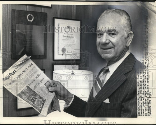 1973 Wire Photo Ex - President Leon Jaworski reads the headlines on newspaper - Historic Images