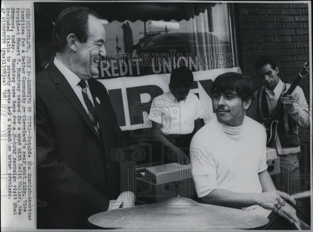 1968 Wire Photo VP Hubert H. Humphrey Pauses for a Word with Keith Muller - Historic Images