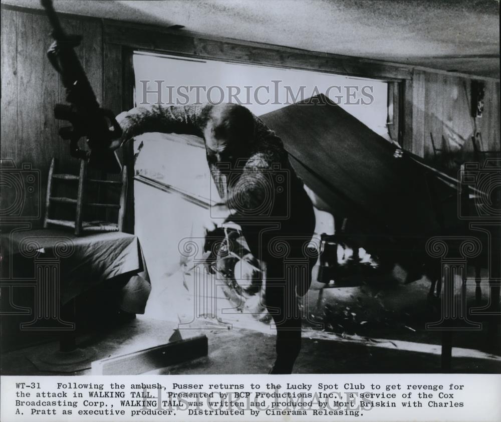 1973 Press Photo Pusser Returns To The Lucky Spot Club In Walking Tall - Historic Images