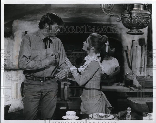 1970 Press Photo Glenn Corbett and Pamela McMyler star in Chisum movie film - Historic Images