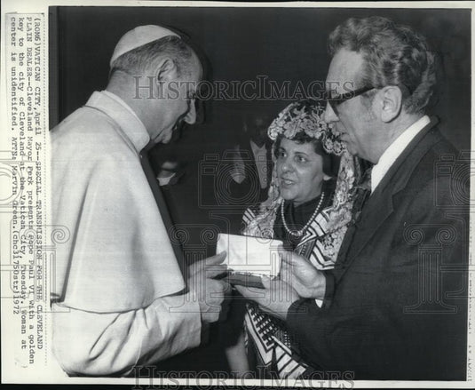 1972 Wire Photo Cleve Mayor Perk presents Pope Paul VI with golden key - Historic Images