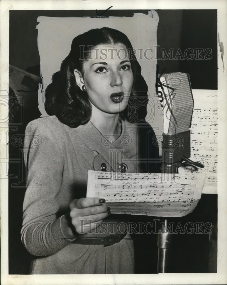 1943 Press Photo Rosemarie Lombardo on Guy Lombardo - cvp32005 - Historic Images