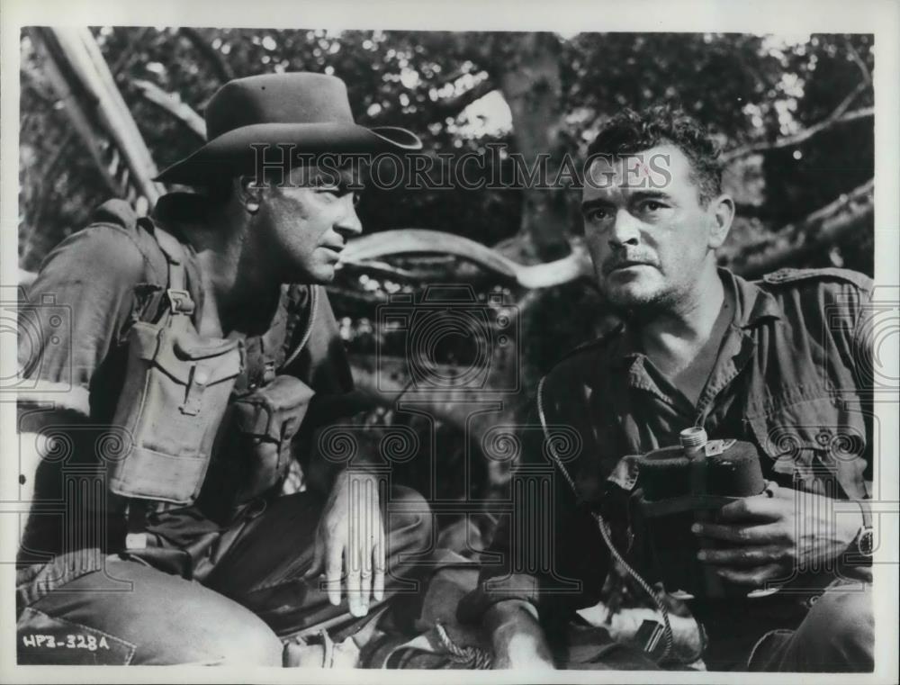 1966 Press Photo William Holden &amp; Jack Hawkins in The Bridge on the River Kwai - Historic Images