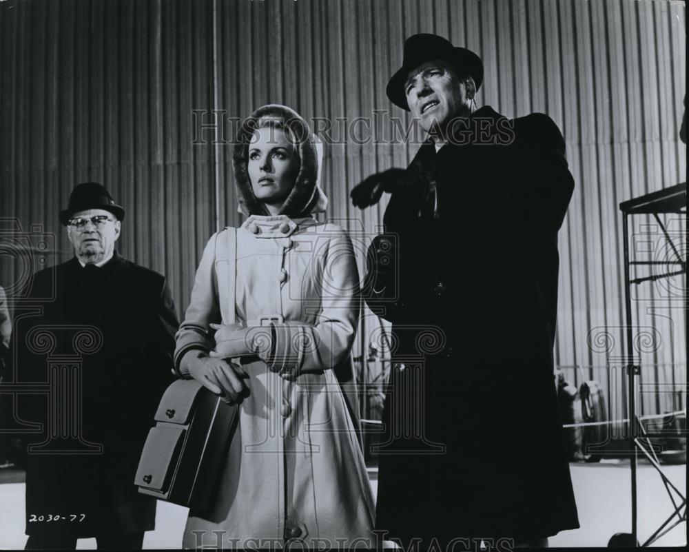 1971 Press Photo Universal Studios presents Airport with Burt Lancaster and Jean - Historic Images