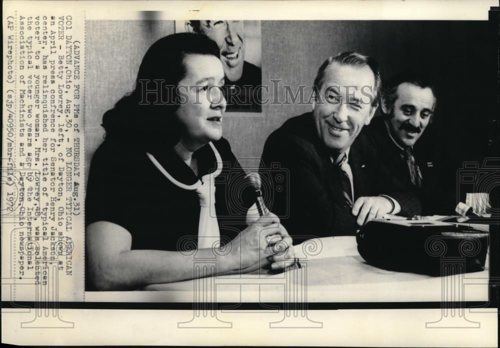 1972 Wire Photo Betty Lowrey Shown at April Conference with Sen. Henry Jackson - Historic Images