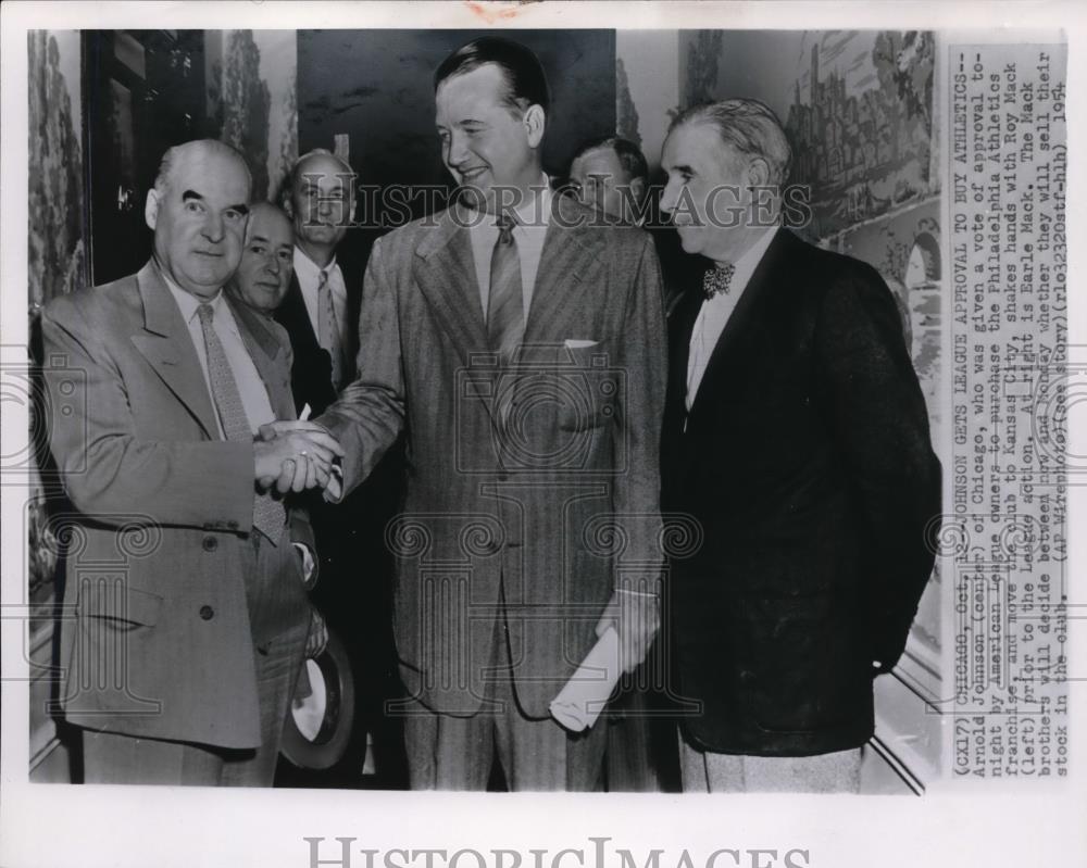 1954 Wire Photo Arnold Johnson of Chicago, who was given a vote of approval - Historic Images