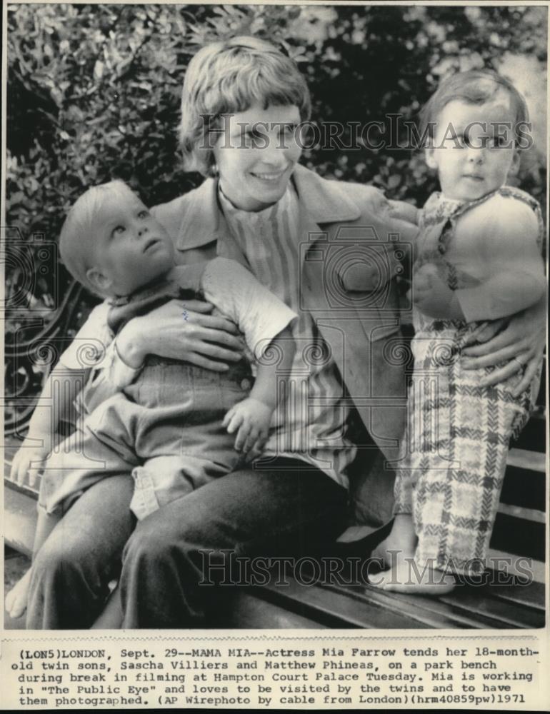 1971 Wire Photo Mia Farrow Tends her 18 month Old Twin Sons on a Pack Bench - Historic Images