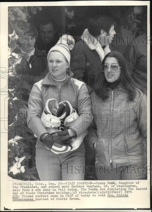 1974 Wire Photo President's daughter Susan Ford & a schoolmate Barbara Manfuso - Historic Images