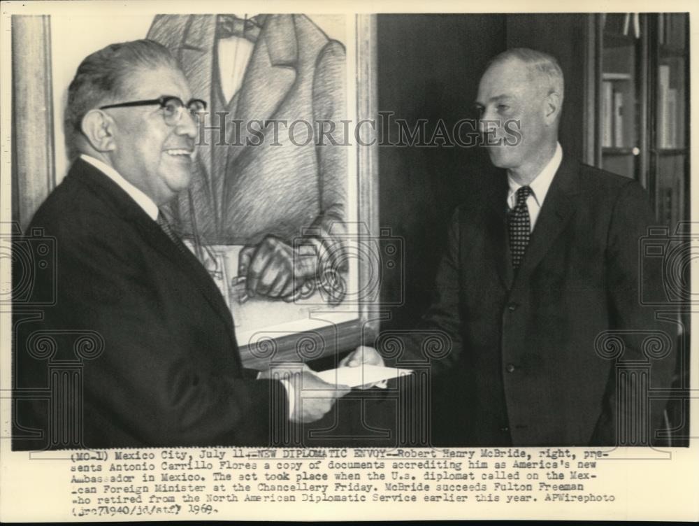 1969 Wire Photo Roberty Henry McBride and Antonio Carrillo Flores - cvw05562 - Historic Images