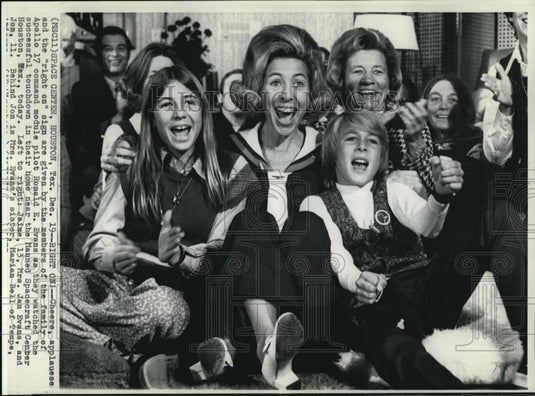 1972 Wire Photo Apollo 17 command module pilot Ronald Evens members cheer - Historic Images