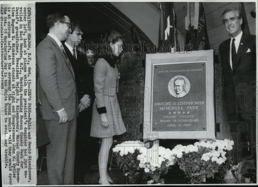 1969 Wire Photo Julie and David Eisenhower looked at plaque - cvw02472 - Historic Images