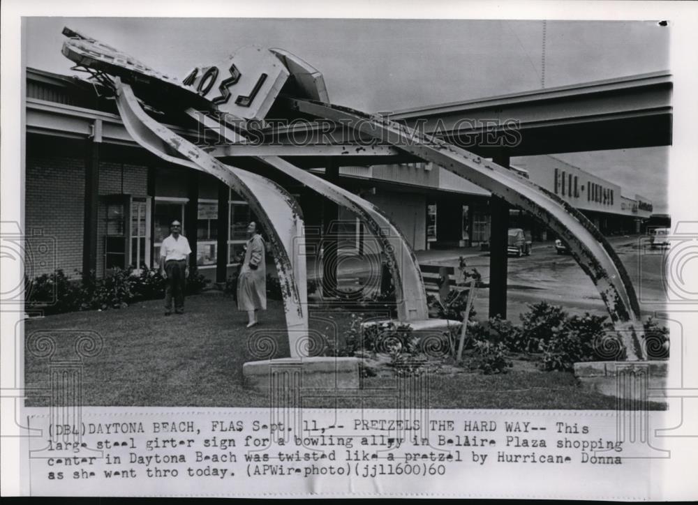 1960 Wire Photo The Steel Girder in Belair Plaza Twisted by Hurricane Donna - Historic Images