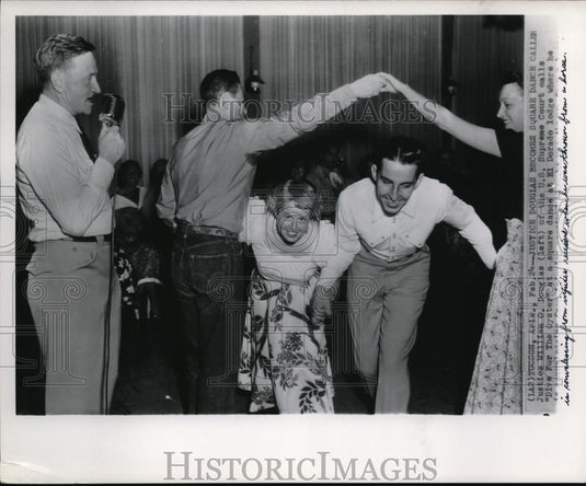 1950 Wire Photo Justice William O. Douglas calls "Dive for the oyster" at a - Historic Images