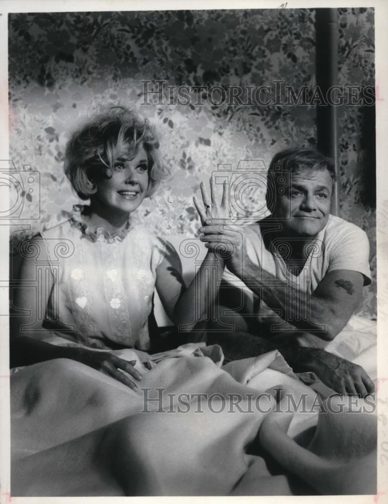 1976 Press Photo Doris Day &amp; Brian Keith in With Six You Get Eggroll - cvp40187 - Historic Images