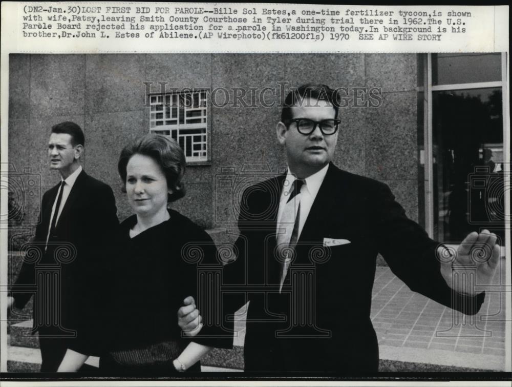 1970 Wire Photo Bille Sol Estes with his wife after losing first bid for parole - Historic Images