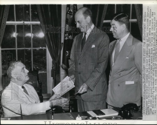 1941 Wire Photo President Roosevelt became the first purchaser of the treasury - Historic Images