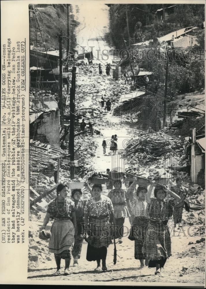 1976 Wire Photo Women residents of san Pedro Sacatepequez walk up the hill - Historic Images